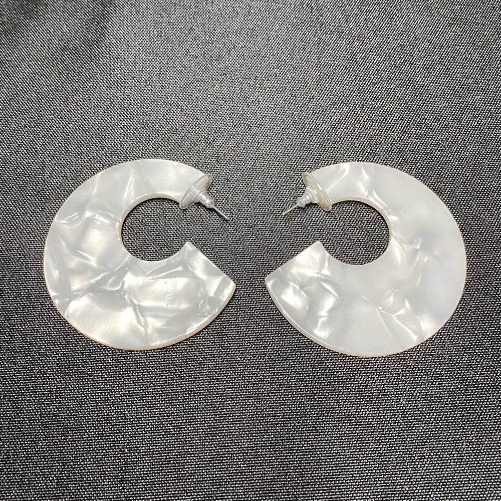 🤍BaubleBar White Acrylic Disc Earrings